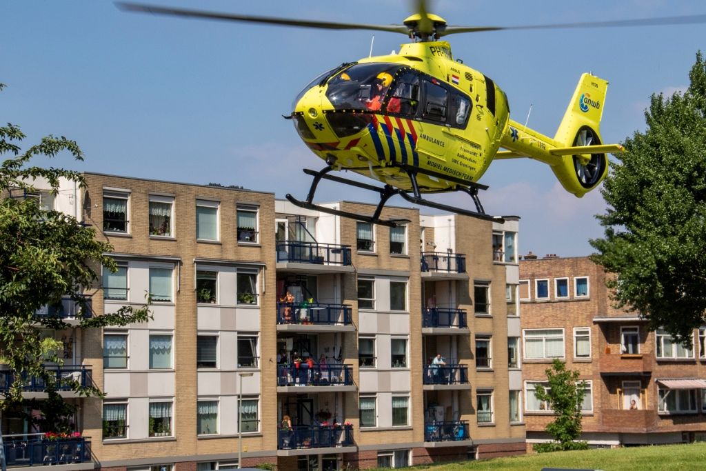 Traumahelikopter aan Rotterdamsedijk