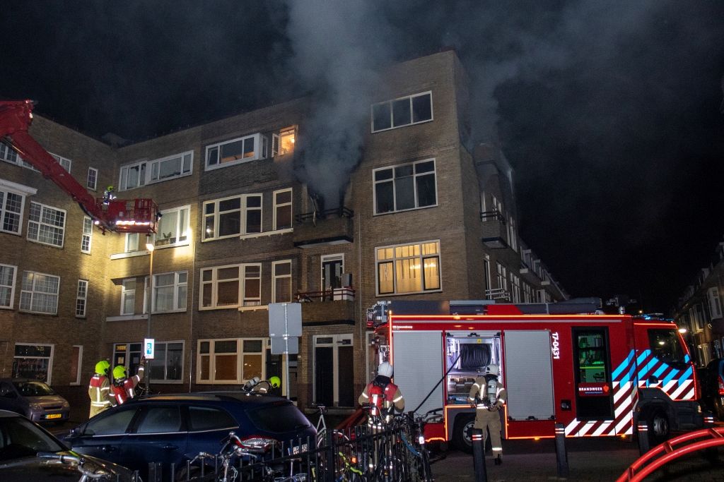 Grote brand Van 't Hoffplein - vier mensen van balkon gered