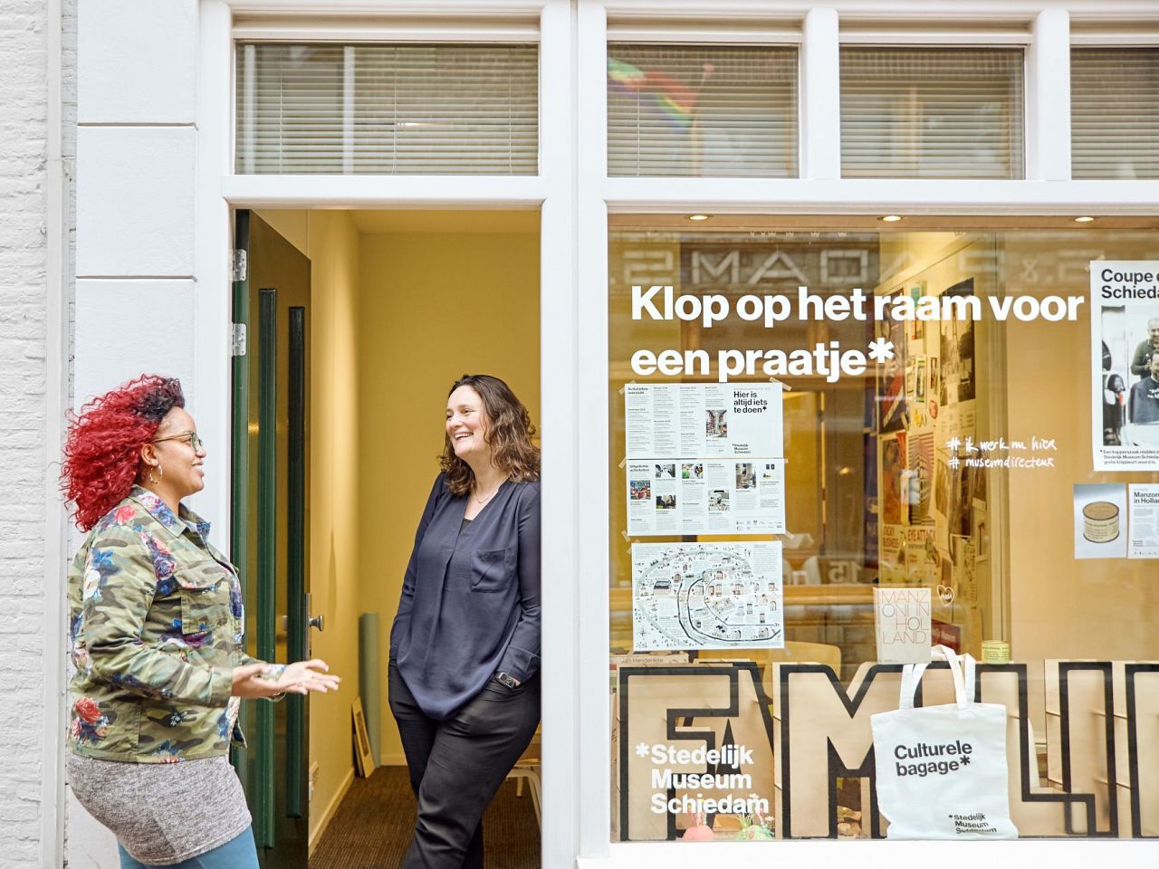 Stedelijk Museum zoekt nazaten, Ooievaar-spullen, plastic tasjes en foto's