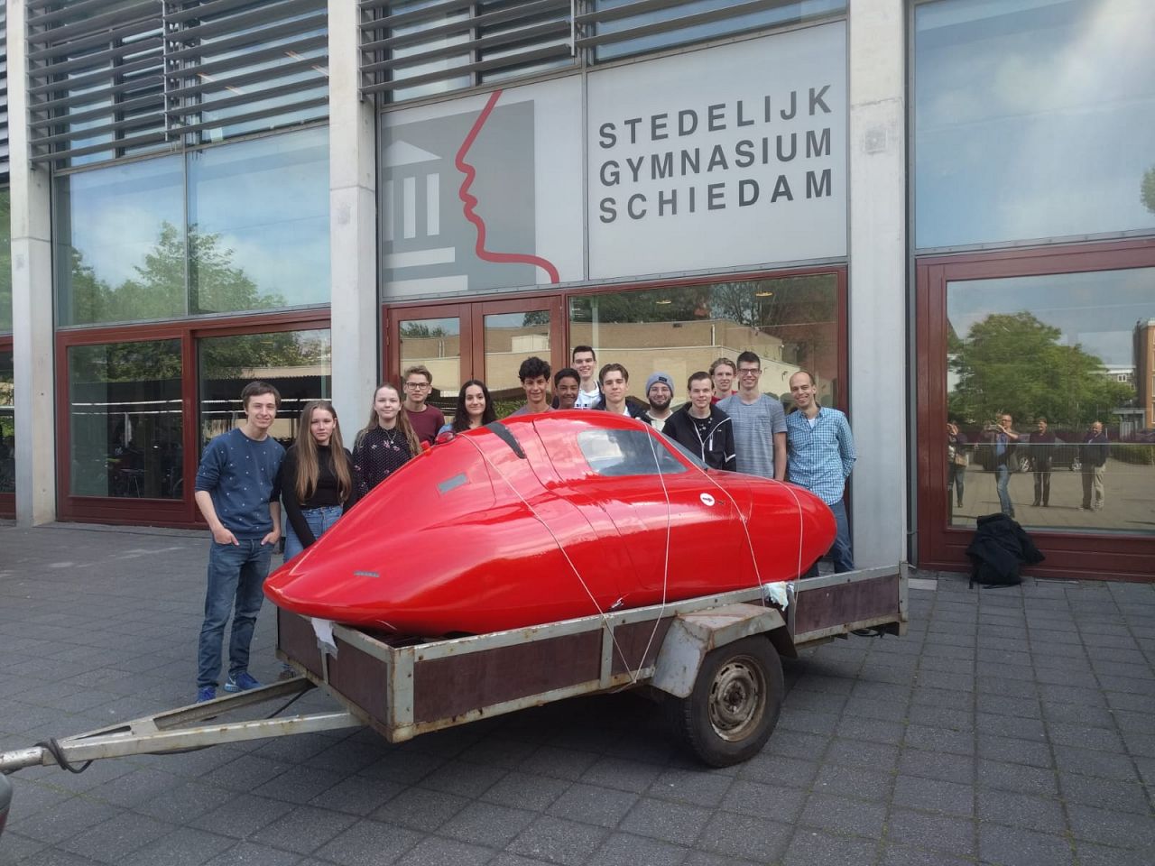 Leerlingen Stedelijk Gymnasium bouwen zelf auto