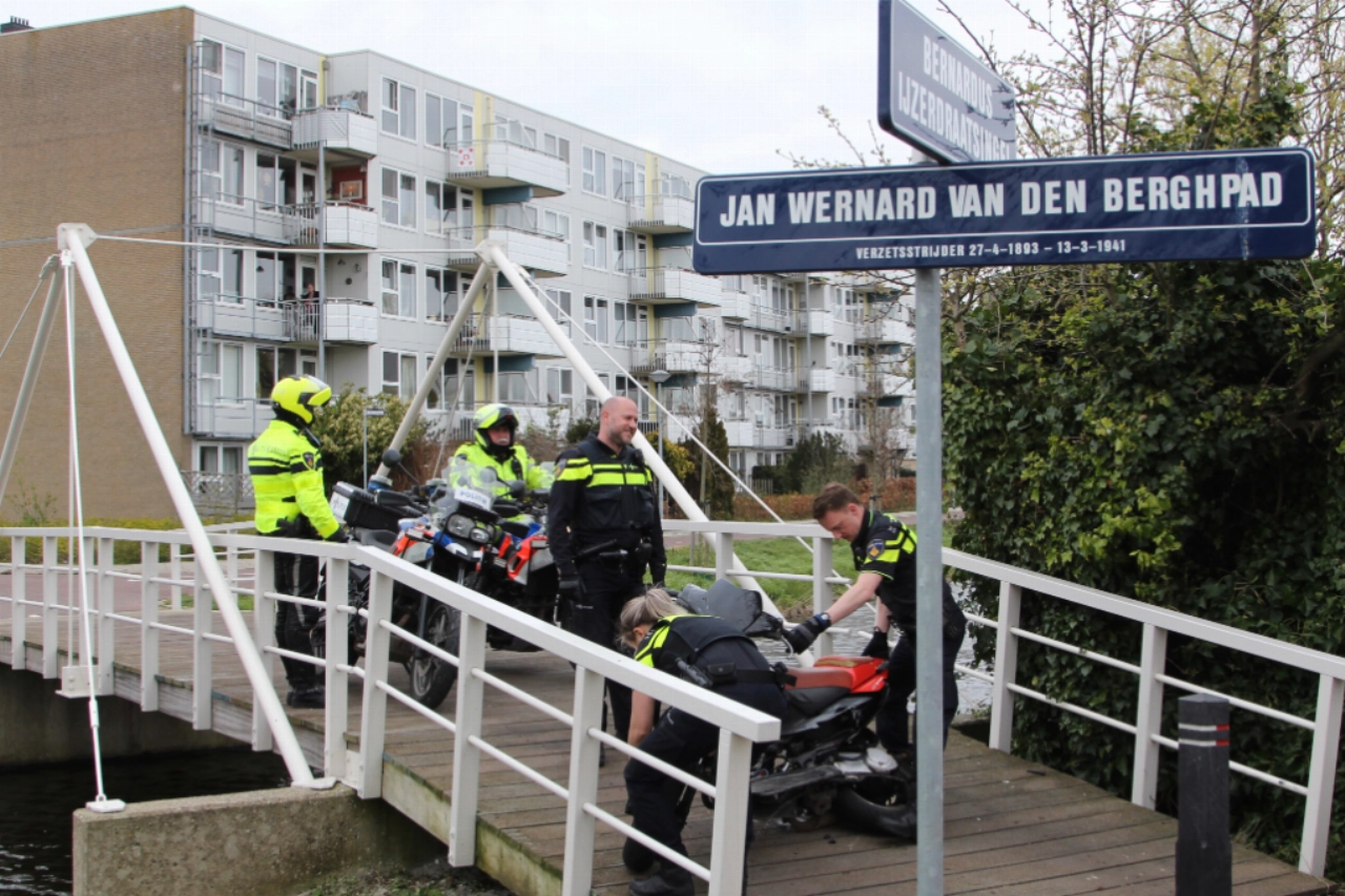 Politie achtervolgt scooter in Woudhoek