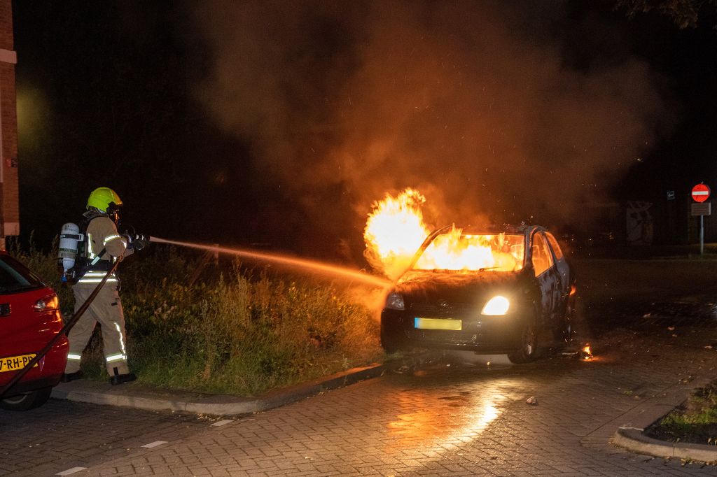 Auto brandt uit in Loeffstraat