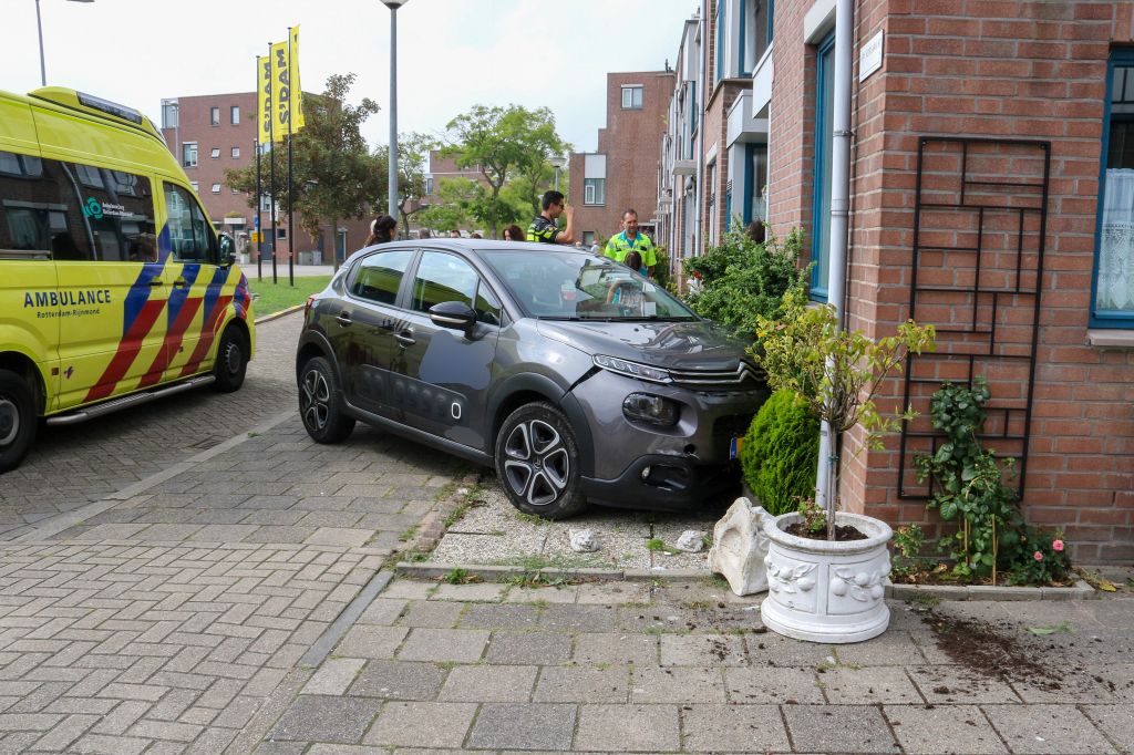 Auto geparkeerd tegen woning in Woudhoek