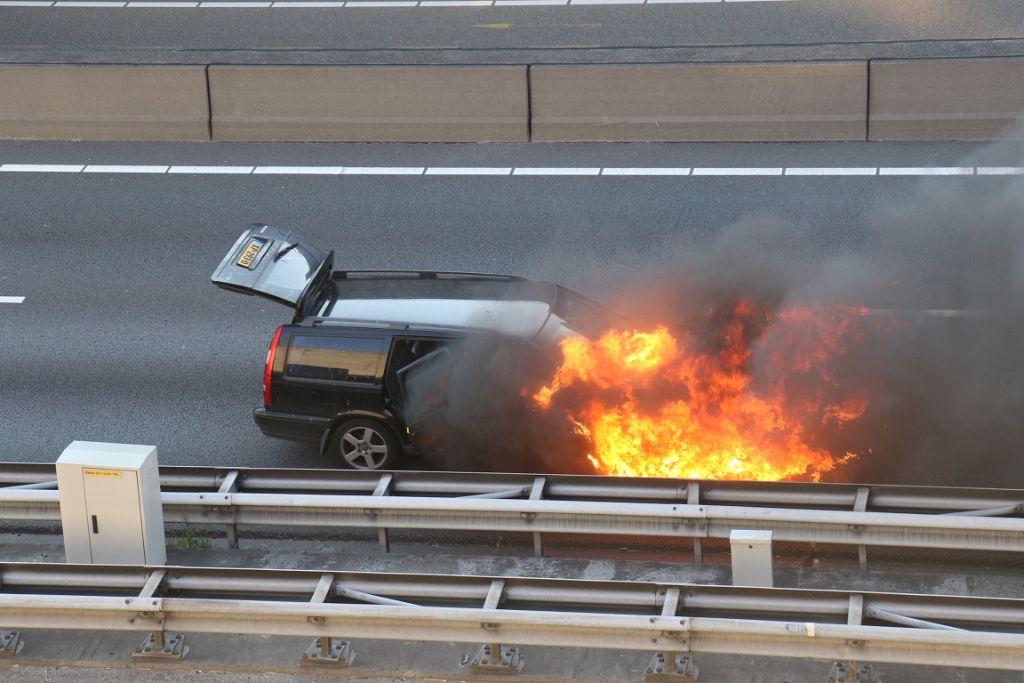 Auto in de brand op A4