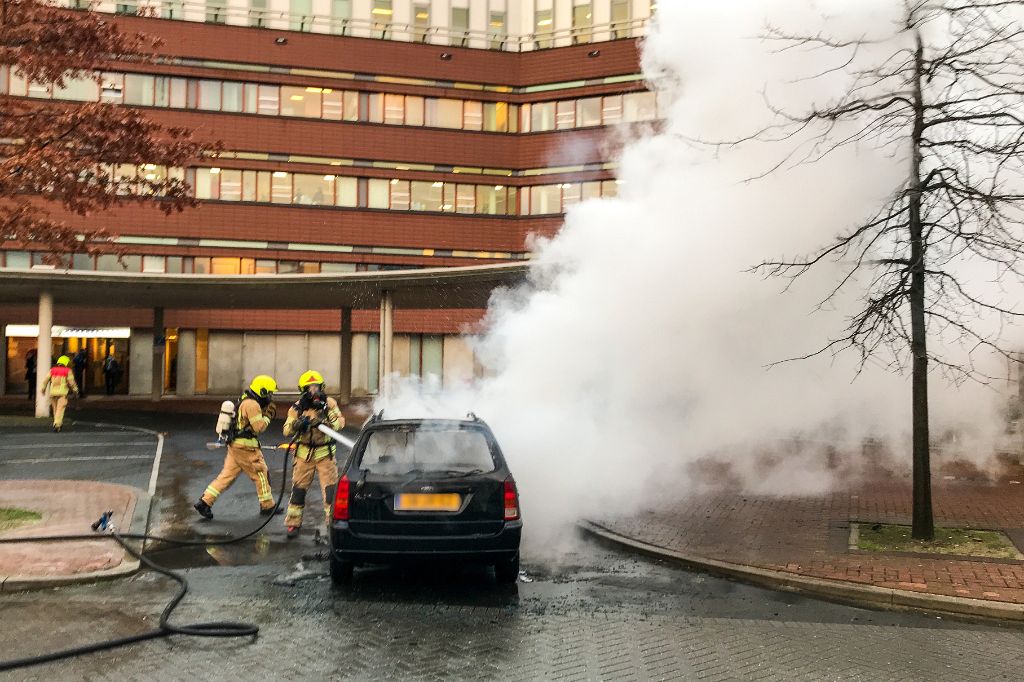 Auto brandt uit voor ziekenhuis
