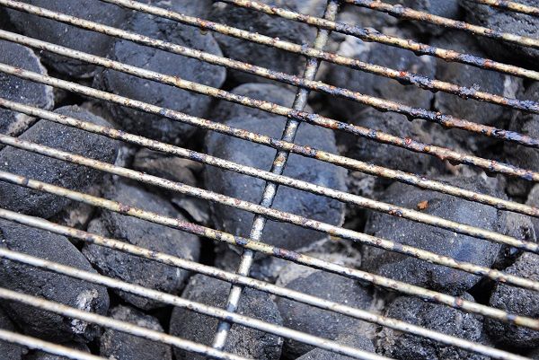 Tip voor de barbecueër: het rooster schoonmaken met oude krant