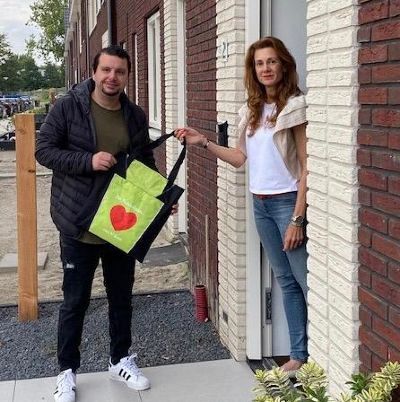 Winkeliers Nolenslaan delen tassen uit aan nieuwe bewoners Hargapark