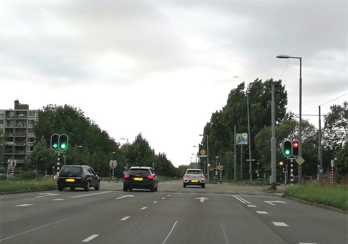 Slechts drie à vier auto's per groen licht op Churchillweg