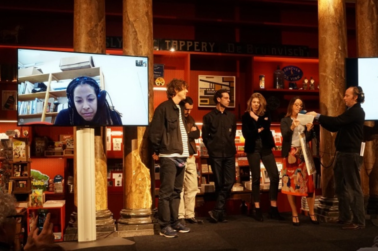 &Ouml;zg&uuml;r Kar wint Volkskrant Beeldende Kunstprijs