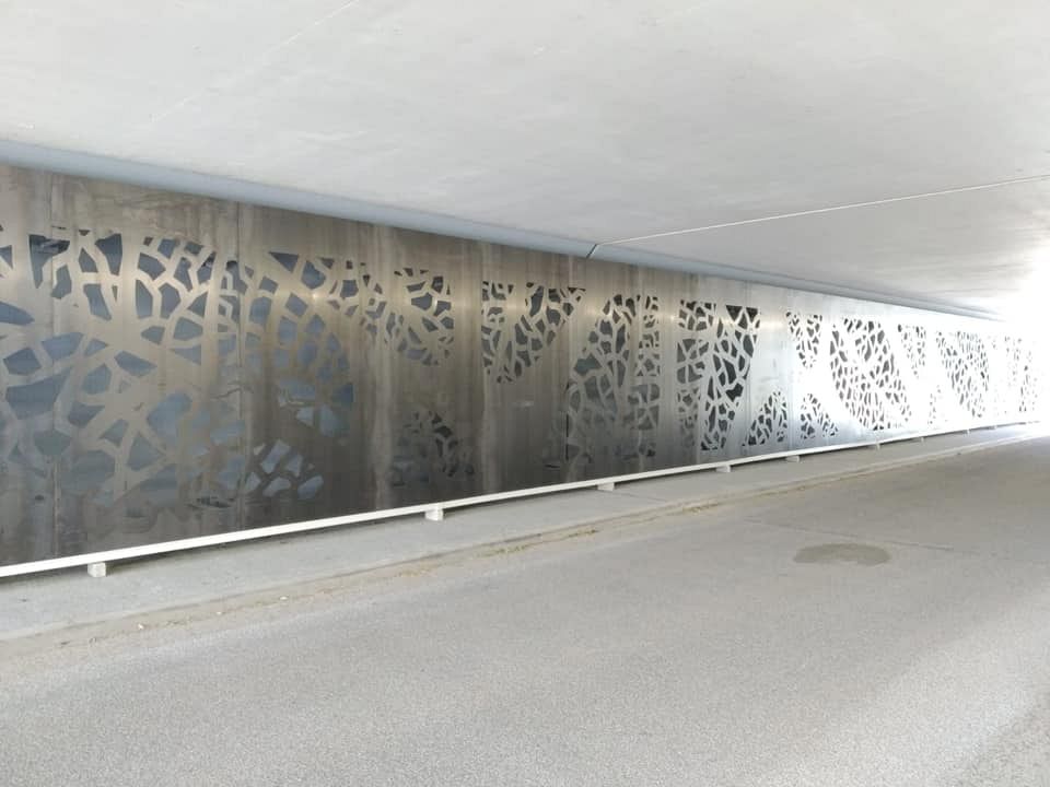Metalen panelen met bladmotief aan wanden viaduct Parkweg