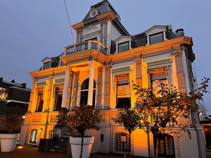 Villa IJzermans kleurt oranje