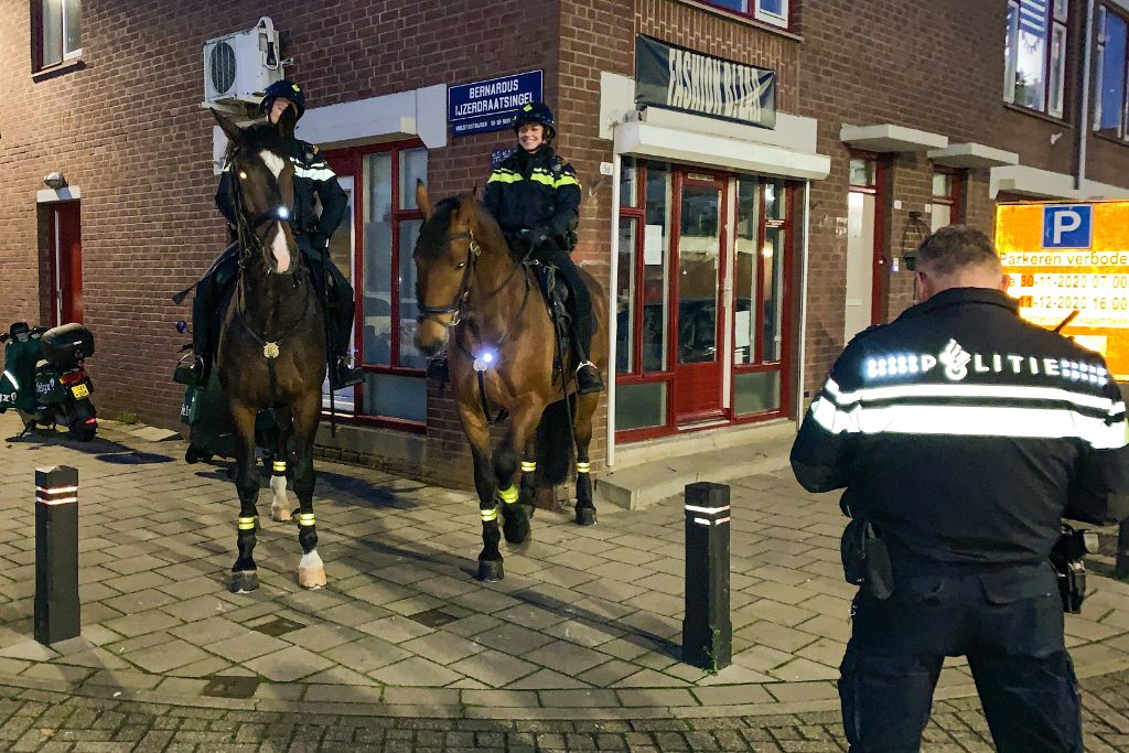 Politie te paard tegen vuurwerkoverlast