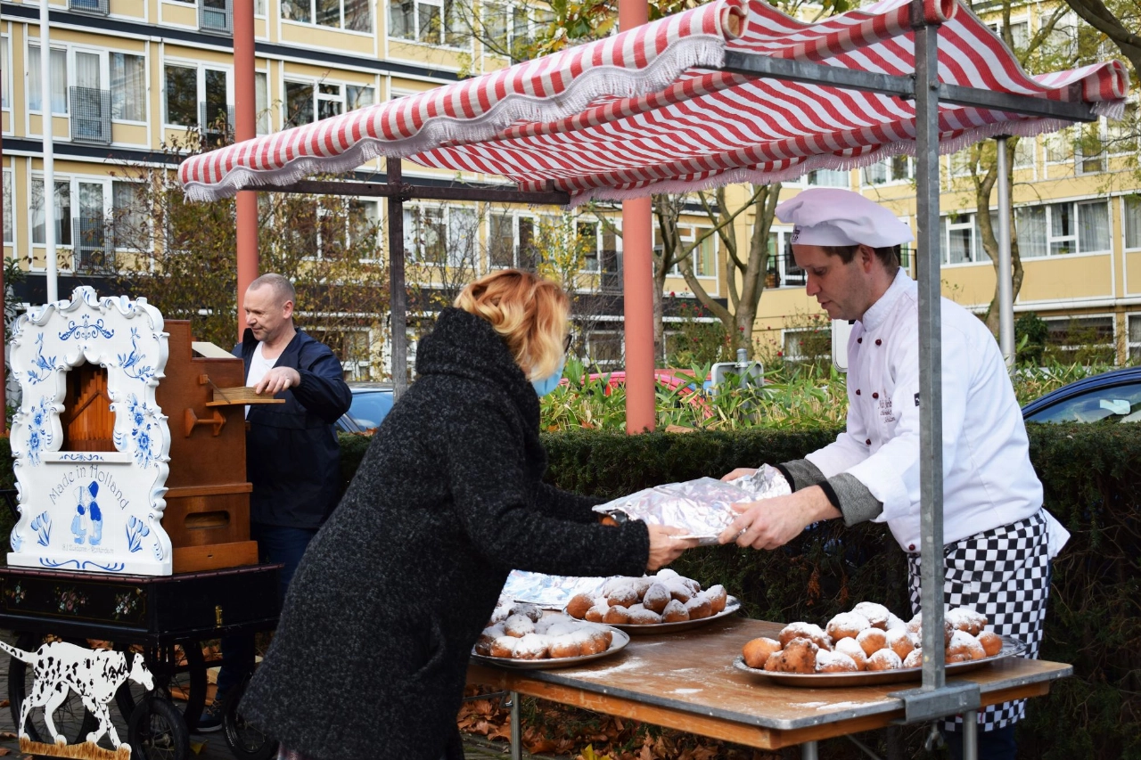 Hollandser kan het niet: oliebollen met draaiorgel