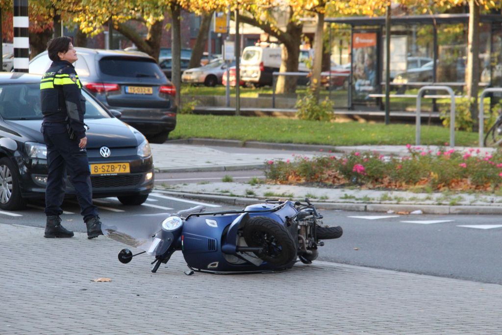 Scooterrijder naar ziekenhuis na aanrijding