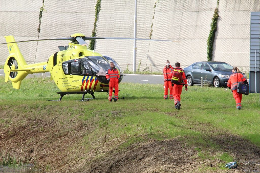 Traumahelikopter landt naast afrit A20