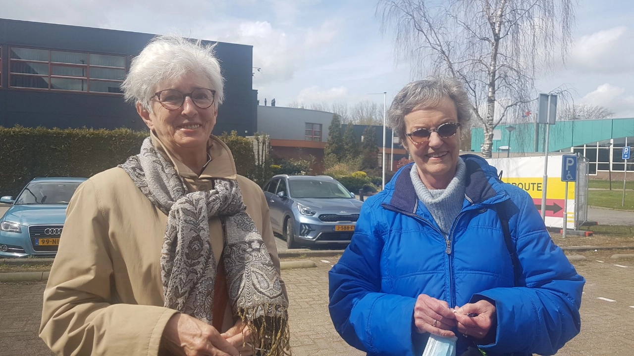 Ze zijn 73 of 74 en kregen vandaag hun prik - en hebben heel wat te vertellen