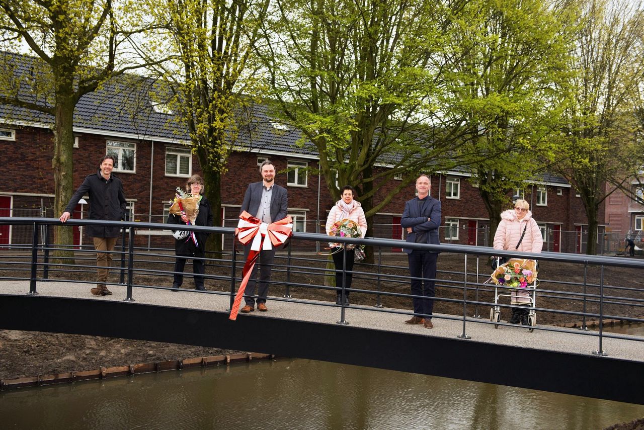 Nieuwe voetgangersbrug in Wetenschappersbuurt geopend