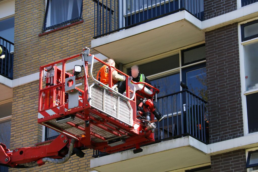 Brandweer bevrijdt man van balkon