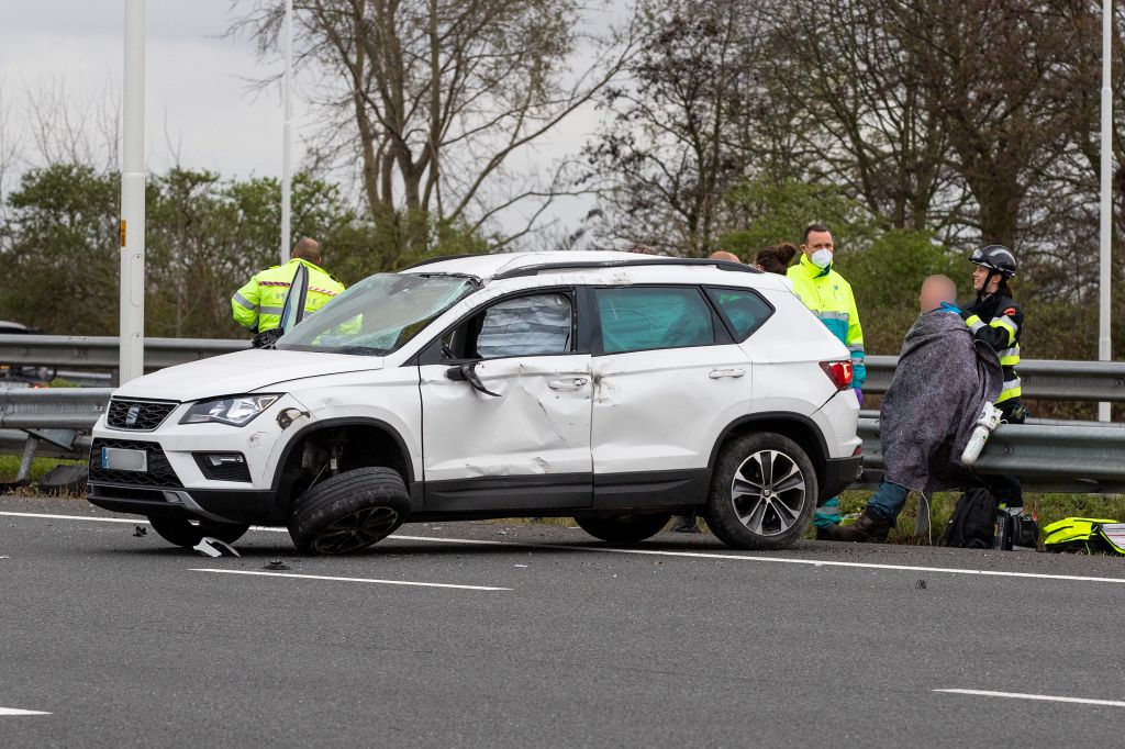 Veel schade bij ongeval auto en vrachtwagen op A4