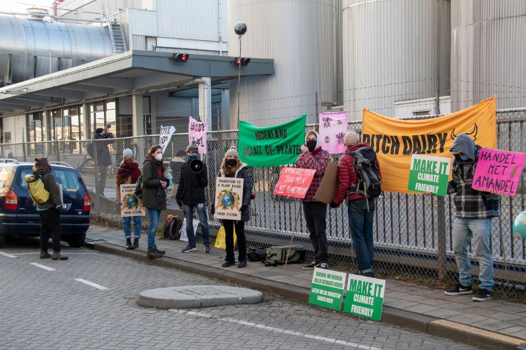 Fabriek Friesland Campina bezet door activisten
