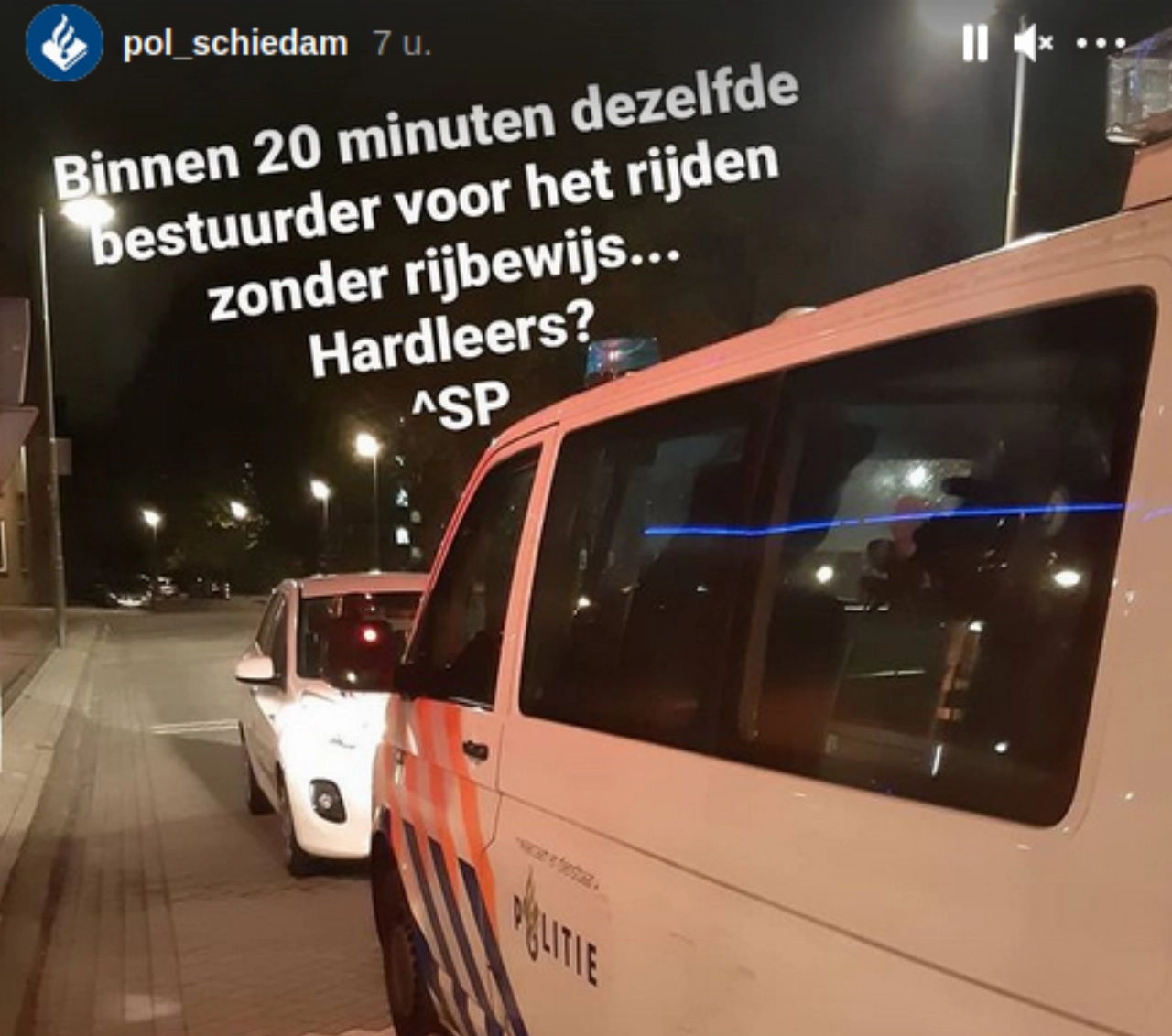 Hardleerse automobilist loopt tegen de lamp