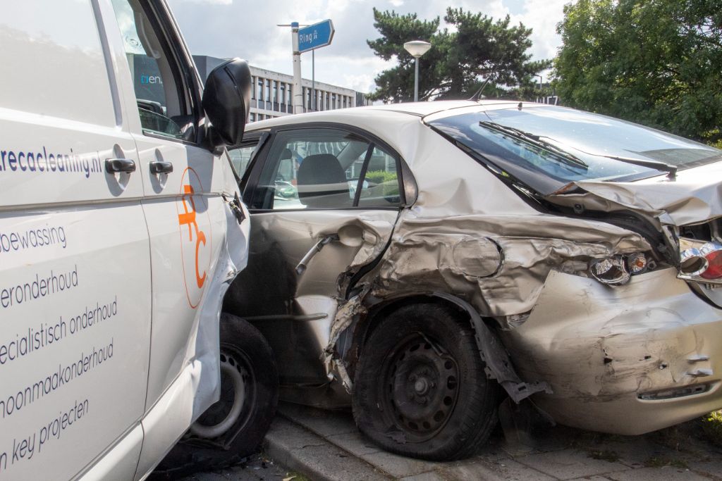 Bizar ongeval met drie auto's en busje op Van Deventerstraat