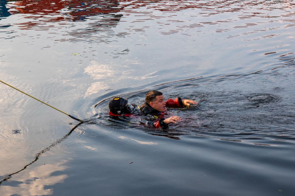 In het water gefietste pop gered bij duikoefening brandweer