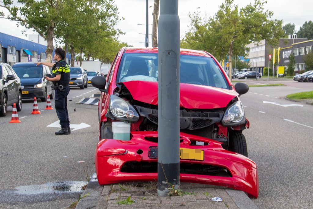 Auto zwaar beschadigd na eenzijdig ongeval