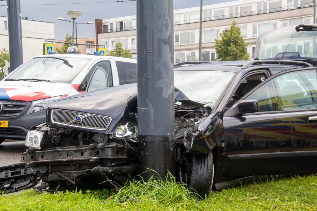 Auto knalt tegen paal na eenzijdig ongeval bij Nieuwlandplein