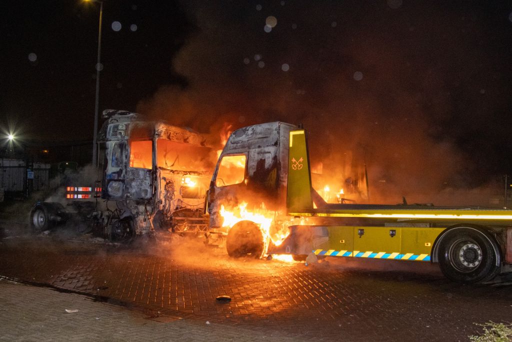 Vrachtwagen en takelwagen uitgebrand