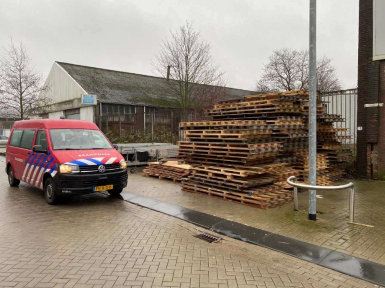 'Geen pallets open en bloot langs de weg leggen'