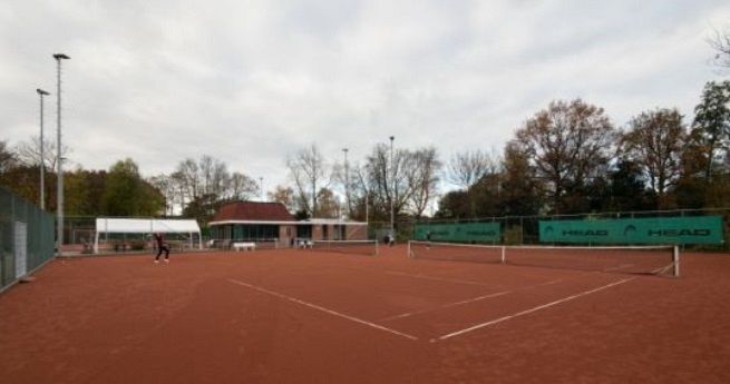 Nooit gerenoveerde tennisbanen nu aangepakt