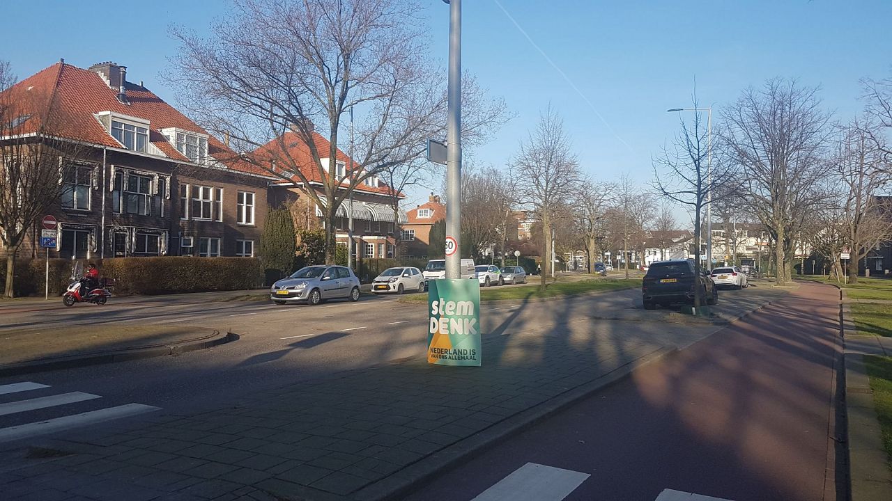 Denk opent verkiezingstijd met tientallen borden in Schiedam