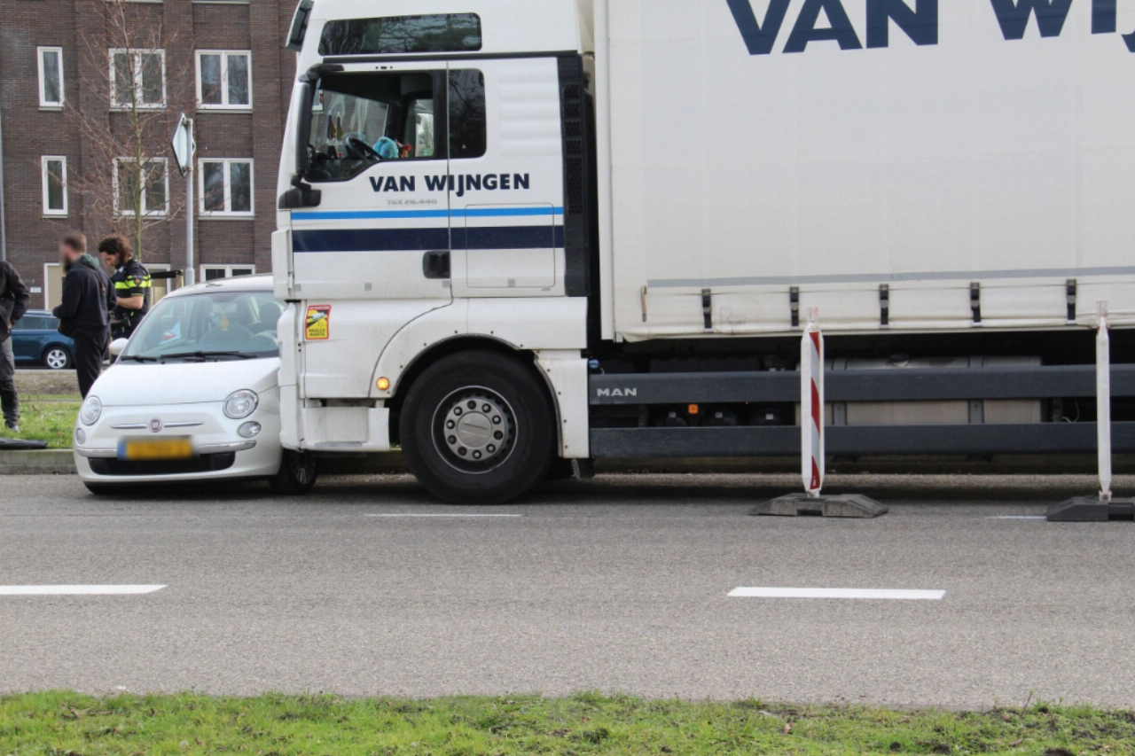 Vrachtwagen schept auto