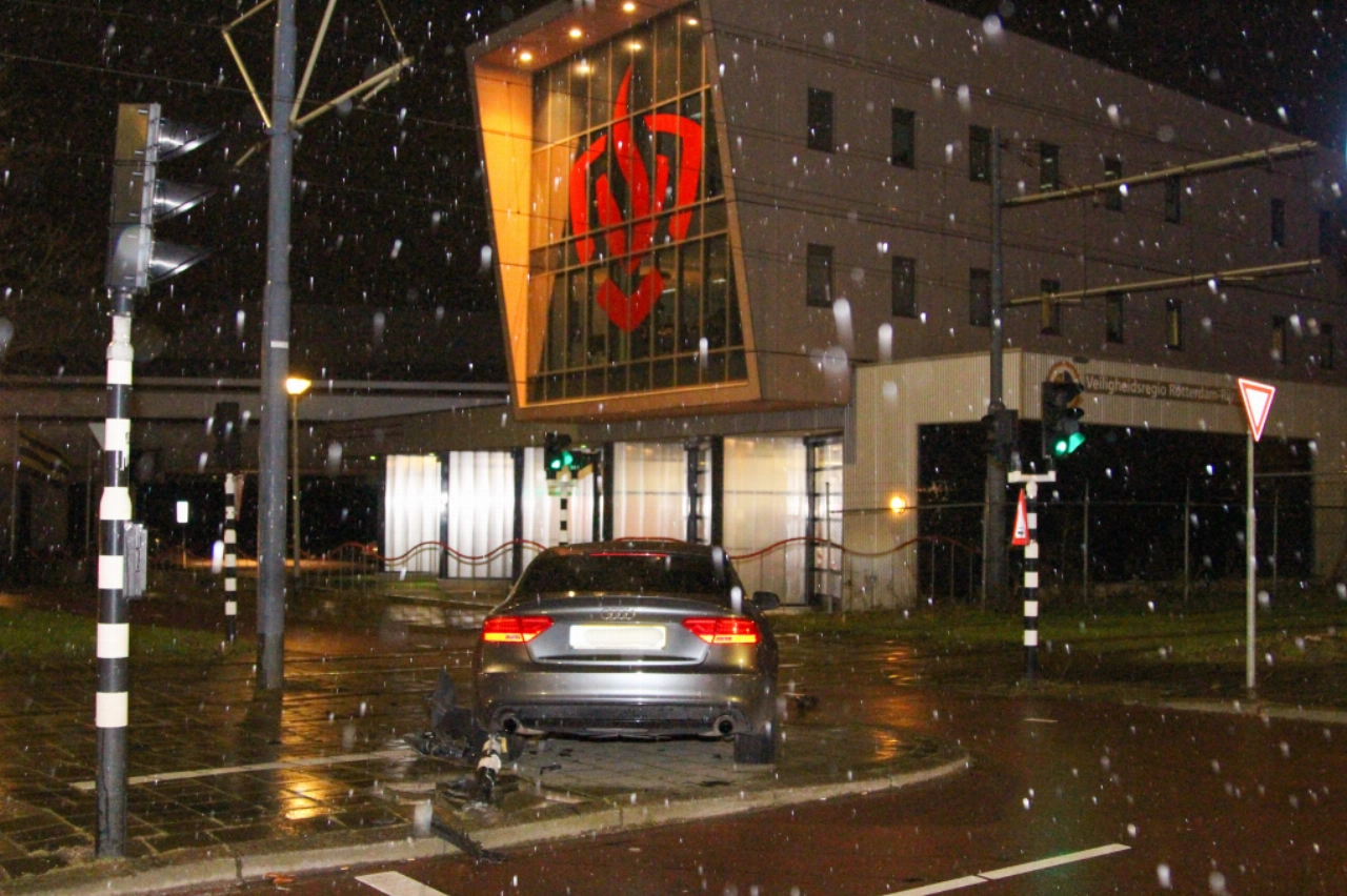 Politiewagen rijdt auto aan