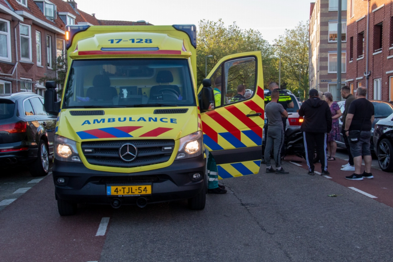 Scooterrijder knalt op stilstaande auto