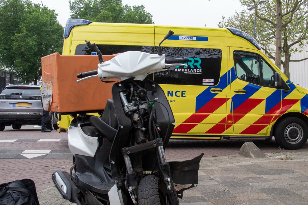 Scooterrijder gewond bij aanrijding 's-Gravelandseweg