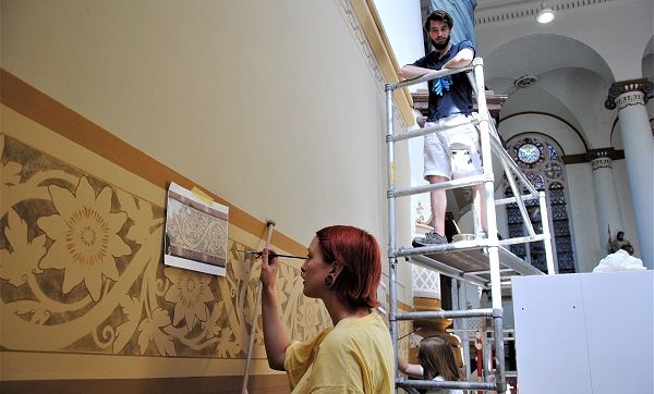 Zeventien restauratieschilders in opleiding aan de slag in Havenkerk
