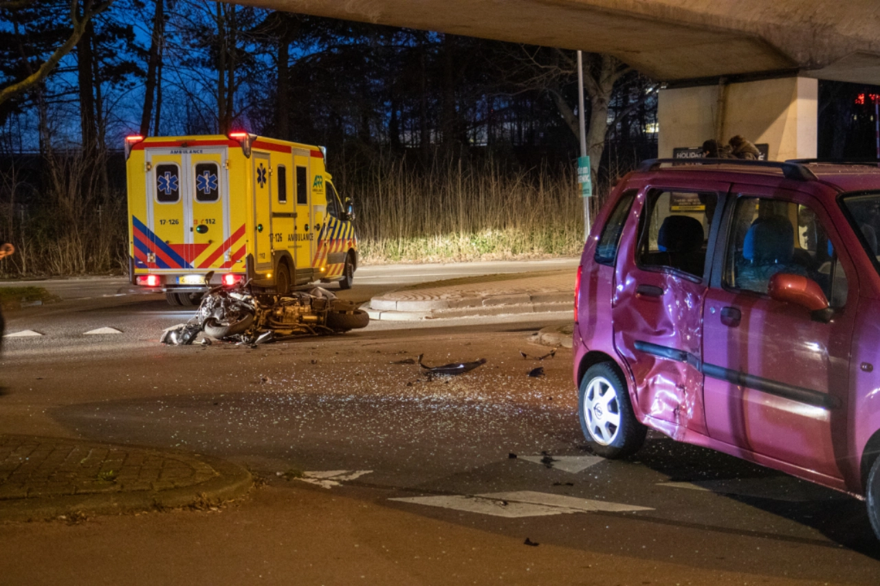 Twee gewonden na ongeval tussen auto en motor