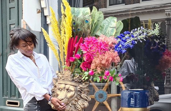 Iris de Jong begint winkel in zijden bloemen op Hoogstraat