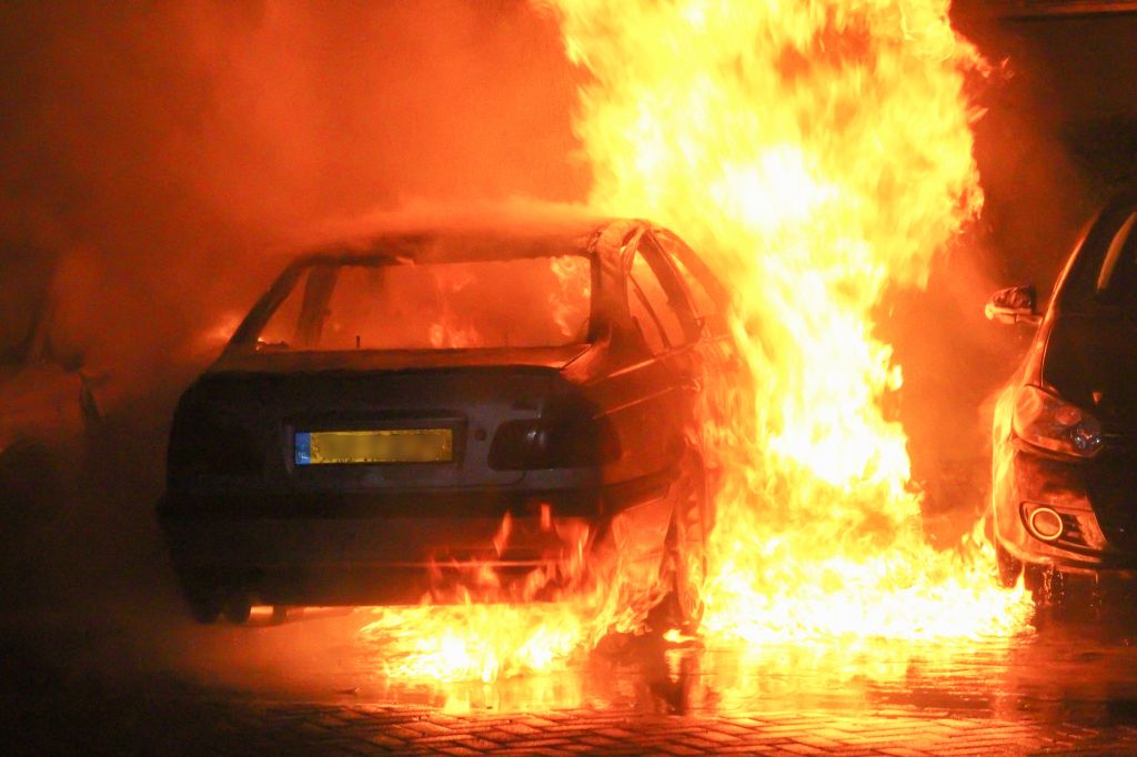 Auto's beschadigd bij brand op Bachplein