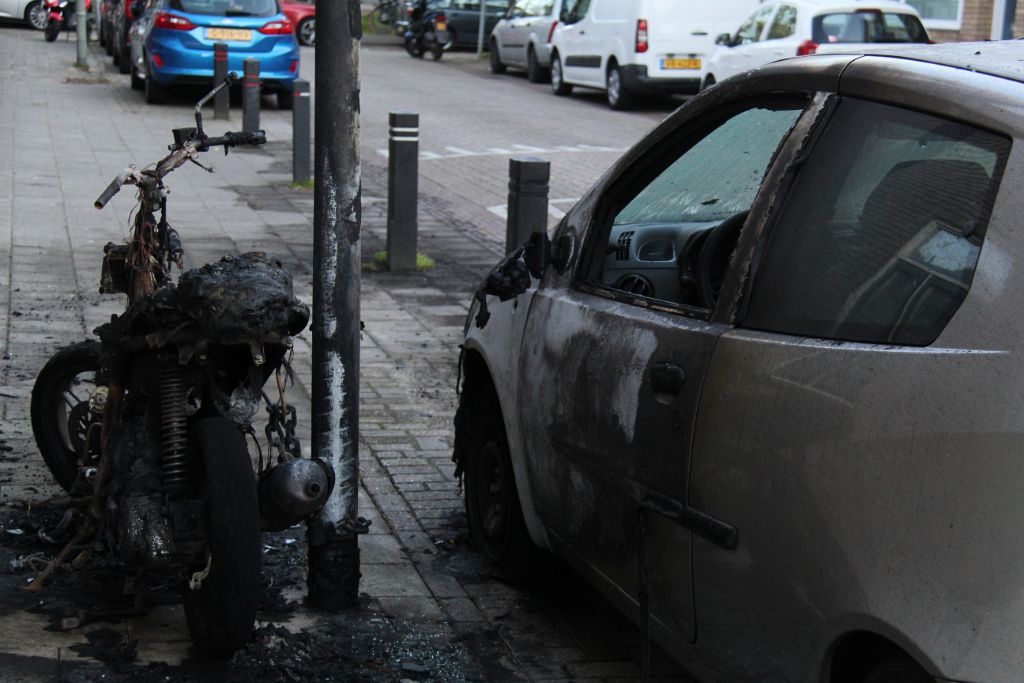 Scooter uitgebrand, auto beschadigd