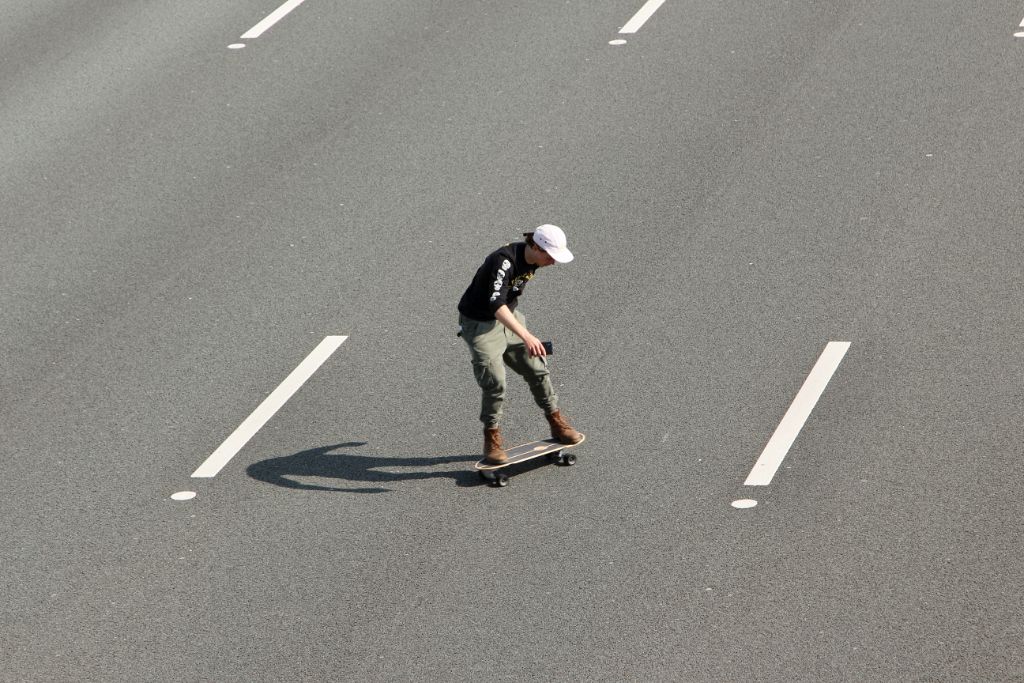 Skateboarder maakt ritje over lege A4