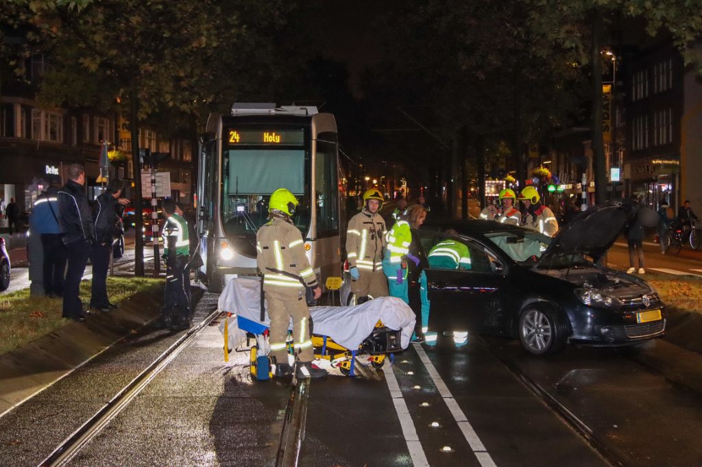 Automobiliste gewond na aanrijding met tram