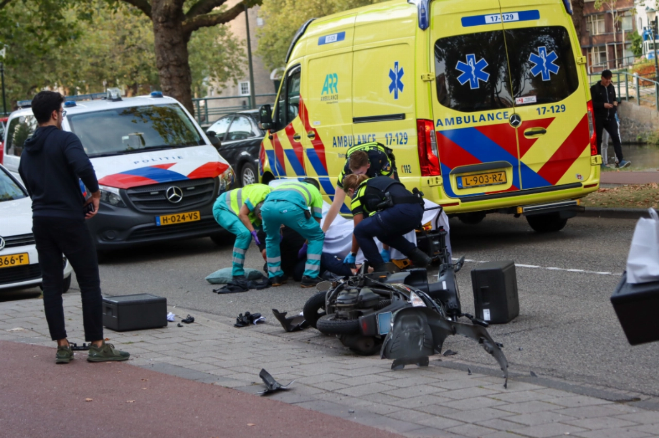 Scooterrijder gewond naar ziekenhuis