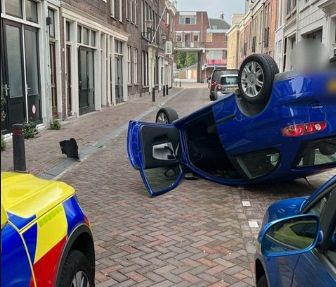 Auto belandt op de kop in de Nieuwstraat