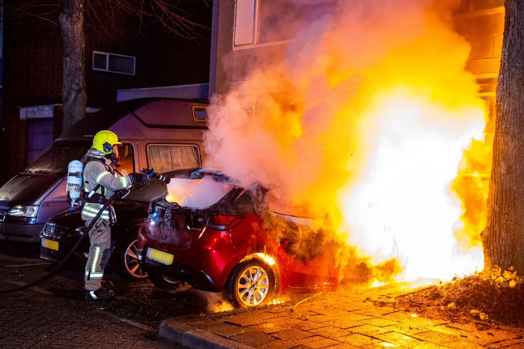 Schiedamse brandweer kan auto's niet redden