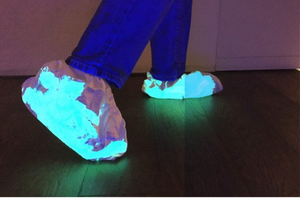 Yvon Koopman met kunstwerk van schoenen op Winterlicht