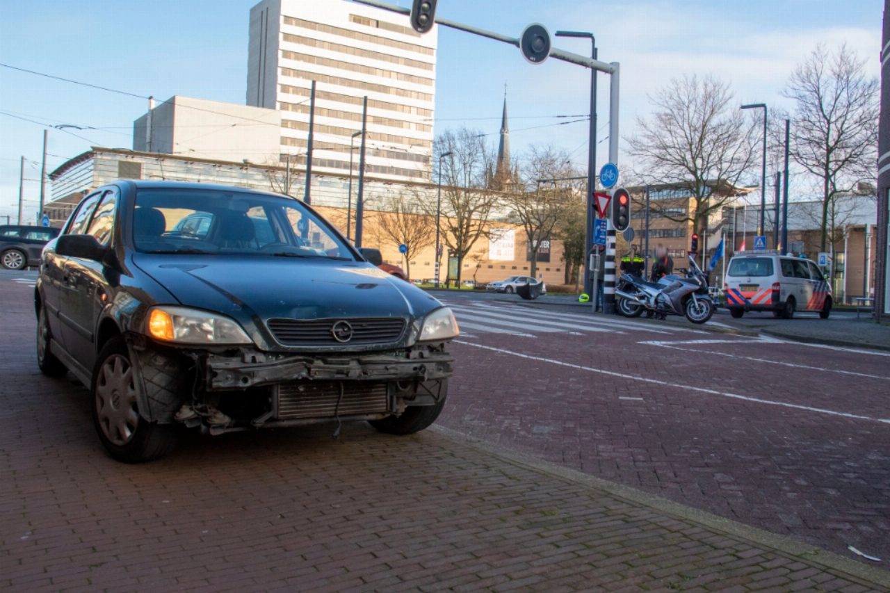 Flinke schade aan auto na aanrijding met motor