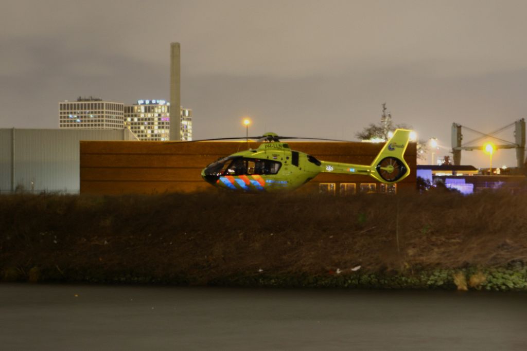 Traumahelikopter landt op modderig terrein